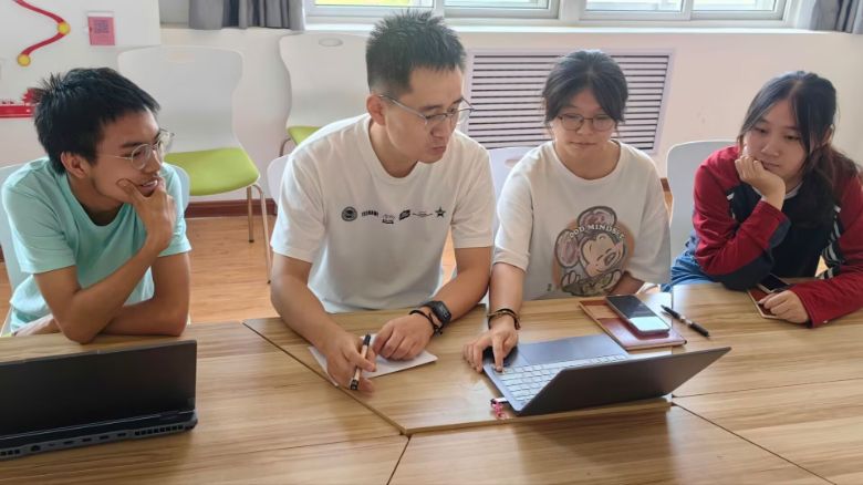 �m�ݽ�ͨ��W(xu��)����c��Ϣ���̌W(xu��)Ժ��E·ͯ�ģ��ƽ��d�l(xi��ng)�����ڡ������l(xi��ng)��֧�̈F(tu��n)��(sh��)�`��Ӽo(j��)��(sh��)��һ��