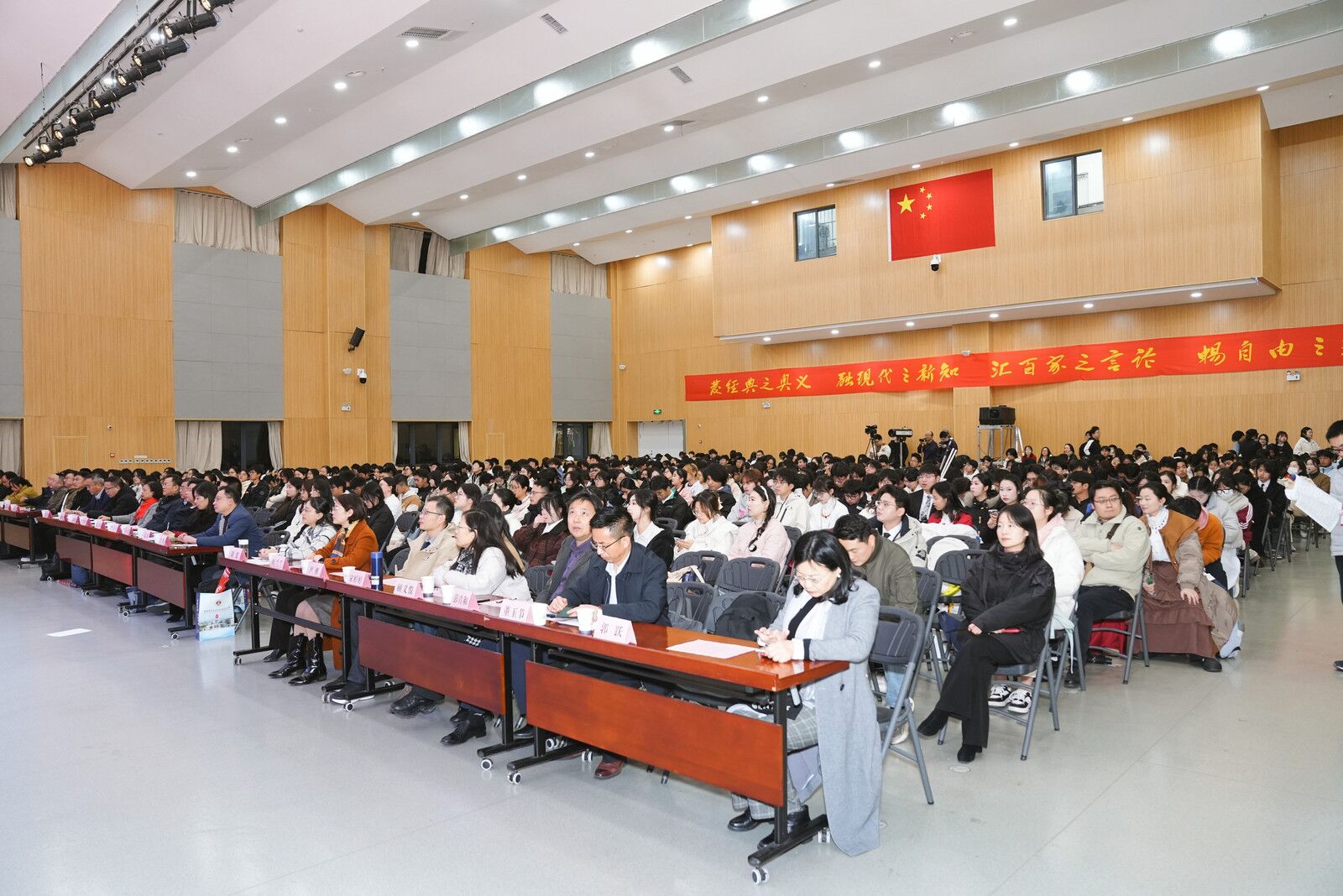 �������t(y��)ˎ��W(xu��)�ɹ��e�k�ڰˌá��b�x�R��˼���x��(j��ng)�䡱��ِ�Qِ