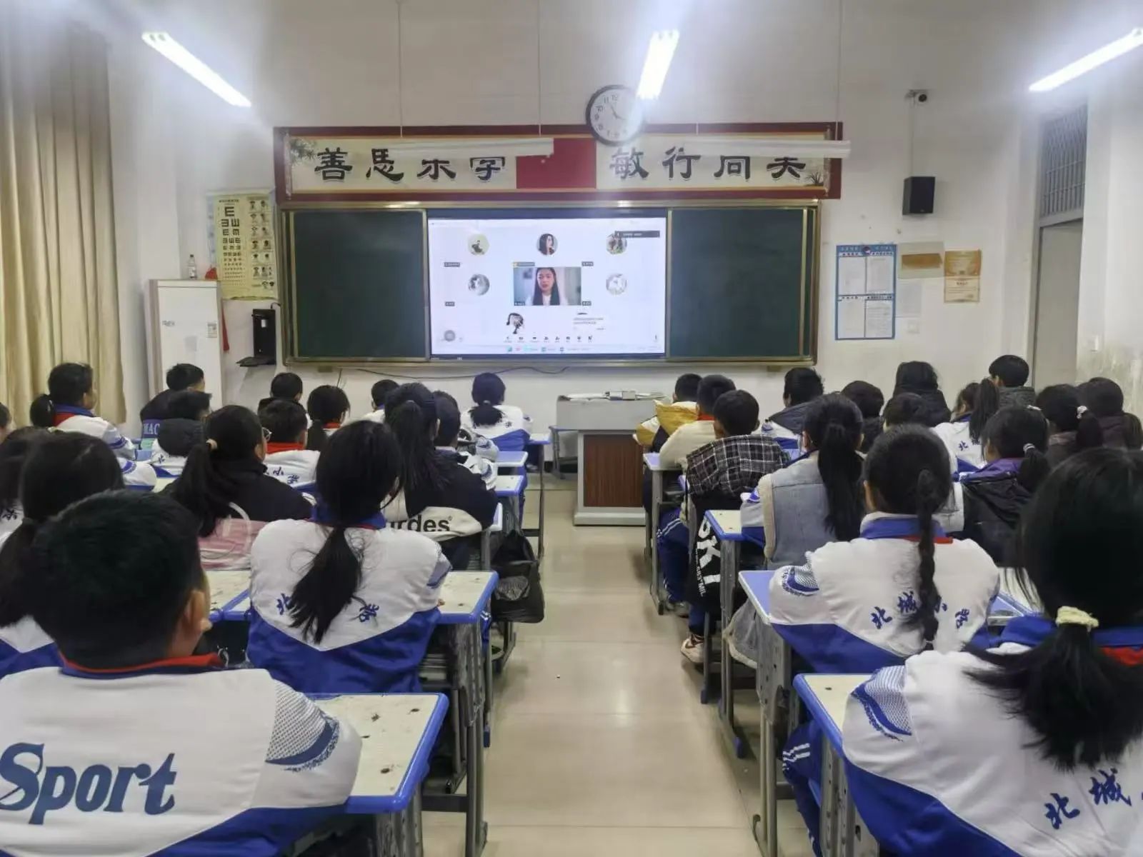 �R��˼���x�WԺ��ѩ�������tɫ�Ļ����v�F���Mɽ�|�οh����С�W�_չ���ɾ������v���