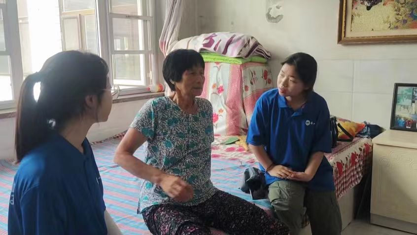 實踐隊員與村民了解板栗種植情況