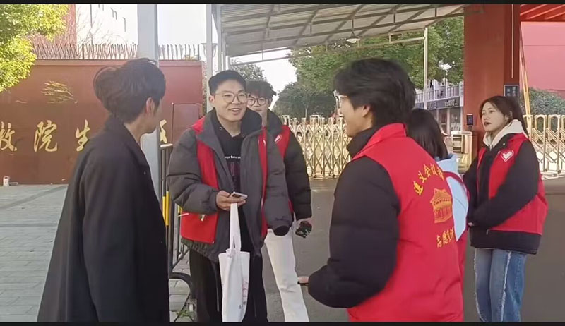 �������x���h���񣬼tɫн��У�@��