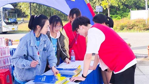 �����R���ɣ�׌��ů�ɞ���е�ɫ