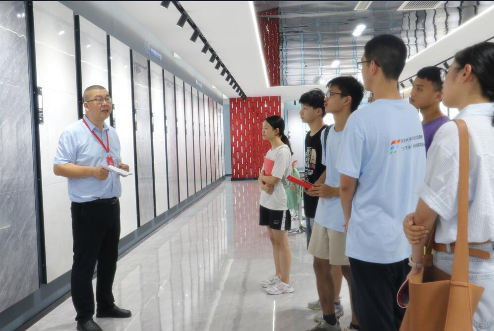 �L����W���ӱ����ء��ĸ������R���lչ�������ƄӾGɫ�������M�D��