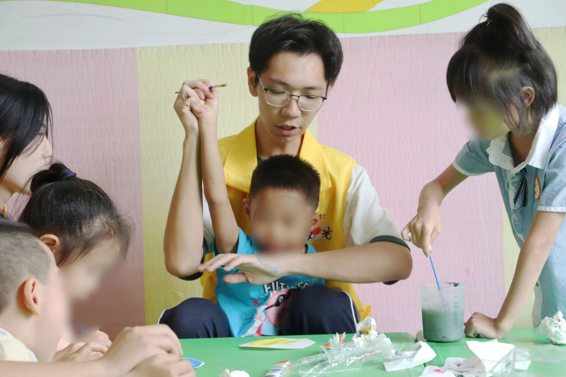 �e�^����������������ӳ�����gһƬ�⡣