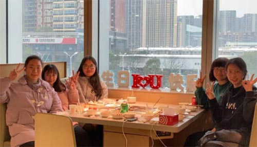 �����r(n��ng)��ӿƌW(xu��)Ժ�@����Ů�����Ἧ�w�����ϰ�