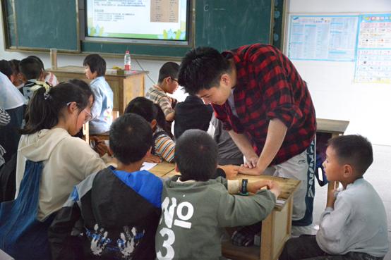 늈�(b��o)��Ц�Z����̤�P(y��ng)���⡪�������ϴ�W(xu��)늚�Ժ���ҫ��ԭ��(m��ng)�����m(x��)�����顱��ɫ�n��չʾ