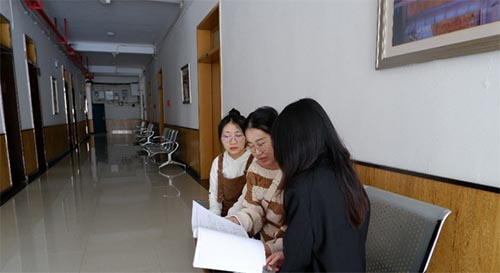 �����s��ʳ���g���F������ؑc��W��ϪУ�^�_չ�Ŀԇ�c�{��