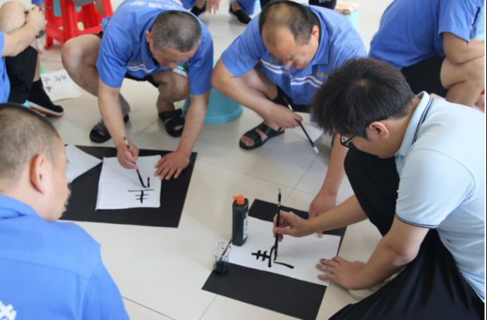 ��һ�R���W(xu��)Ժ���ഺ�����С�־Ը�(du��)�_(k��i)չ��(gu��)�H�������������(d��ng)