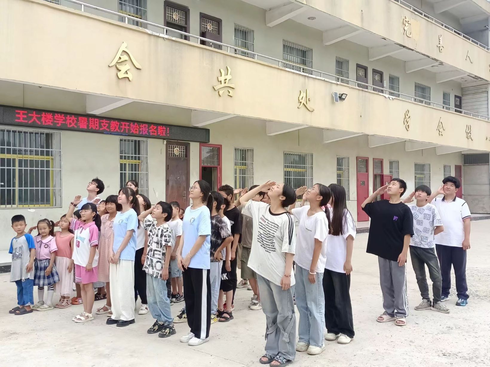 ���չ��̴�W־�ഺ־Ը�Fꠣ����Ǽt��P���죬�������v�MУ�@