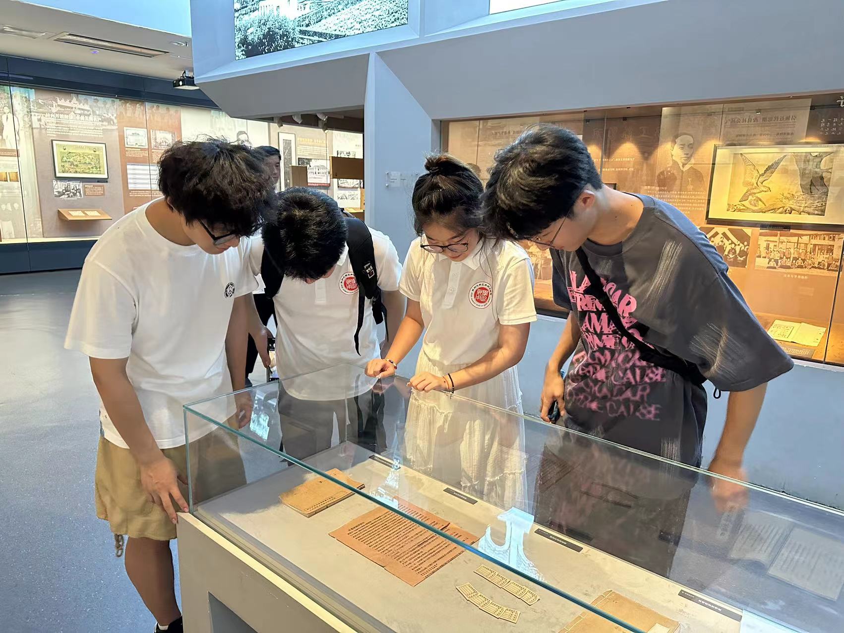 ��ͨ����Է���vʷ�Ļ��Ĺ匚�c�F�������ĵ���