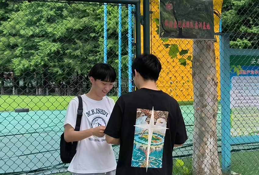 圖為團(tuán)隊(duì)成員采訪(fǎng)安徽工程大學(xué)學(xué)生