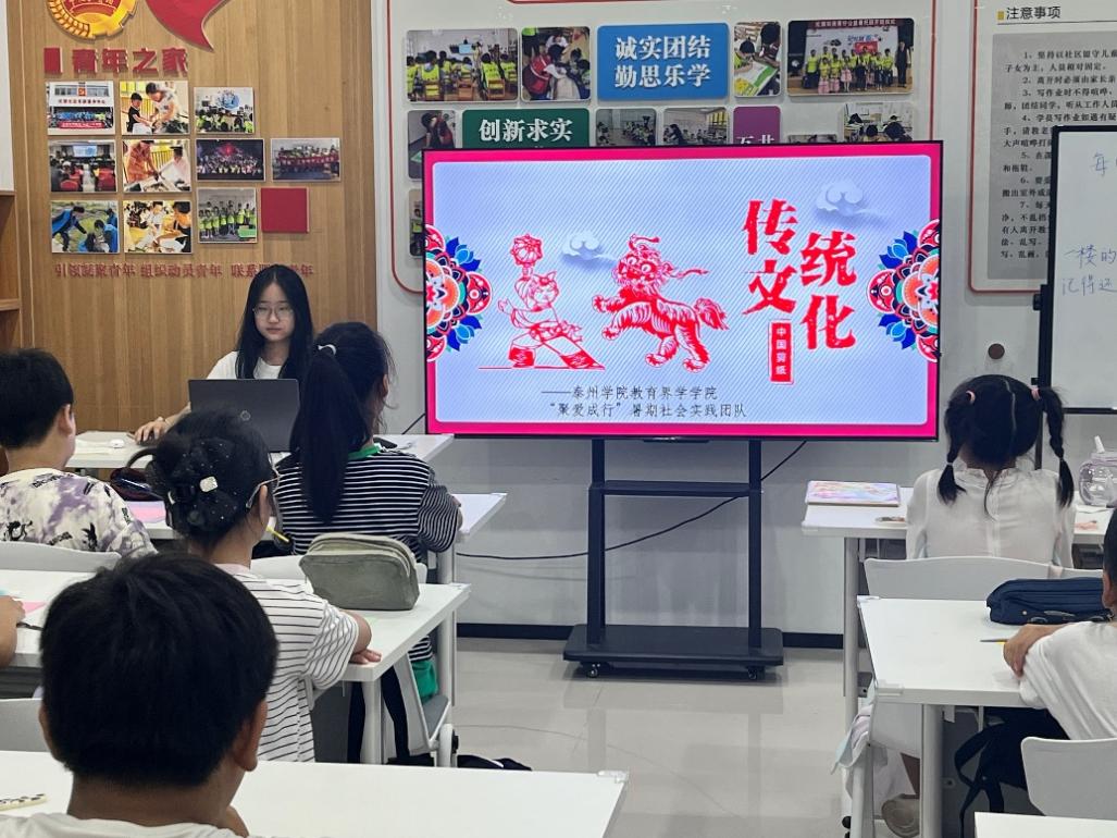 һ��������һ�����|�����й������аࡱ�_չ���������Ļ���ɫ�n��