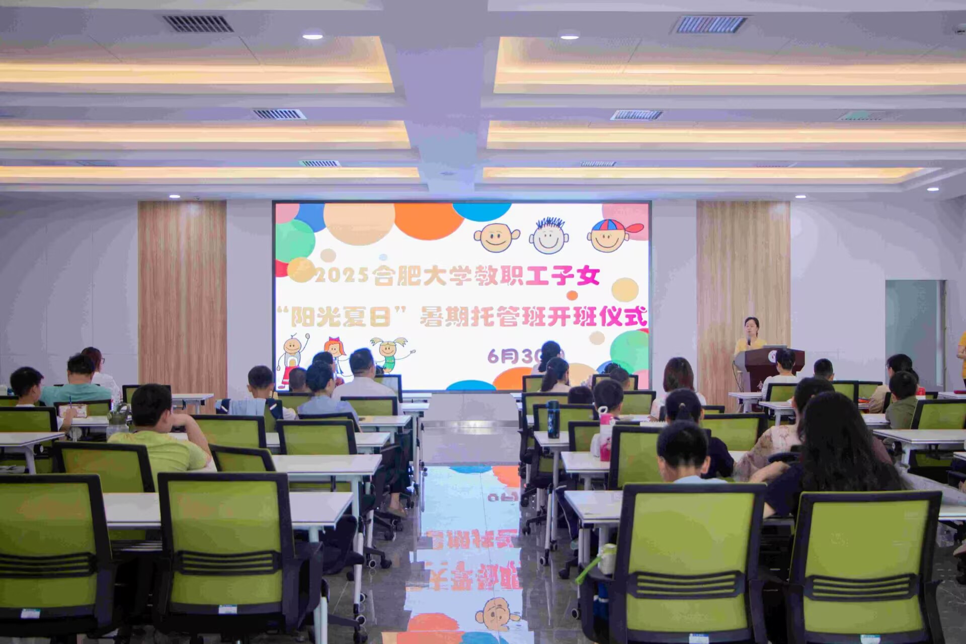 �Ϸʴ�W(xu��)������Ů���(y��ng)�����ա������йܰ��_(k��i)���xʽ�����ջ��(d��ng)����_(k��i)չ