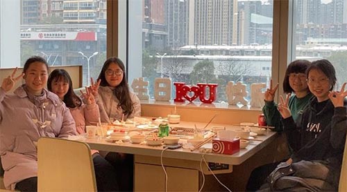 ����ͬ�У�׷��·���҂�һ���С��鶨��