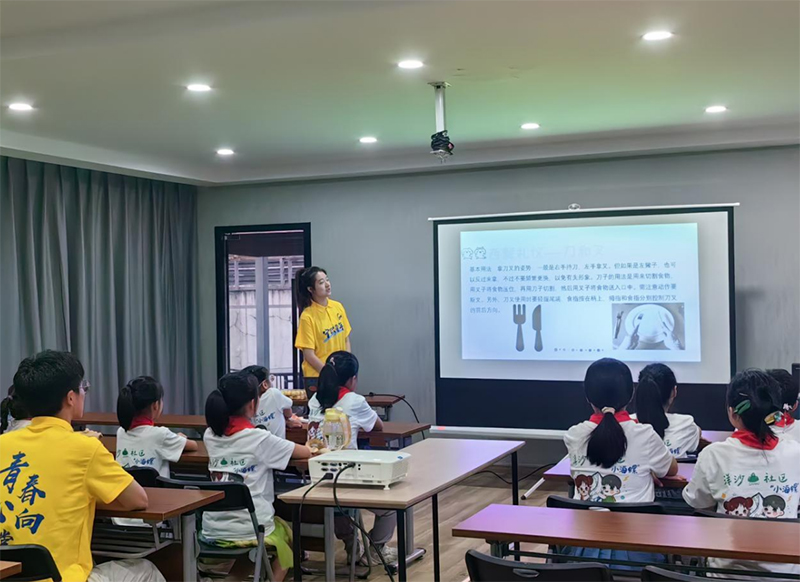 ��������ǰ����Ժ�@Ⱥ��W������һ�þƵ�������w��n��