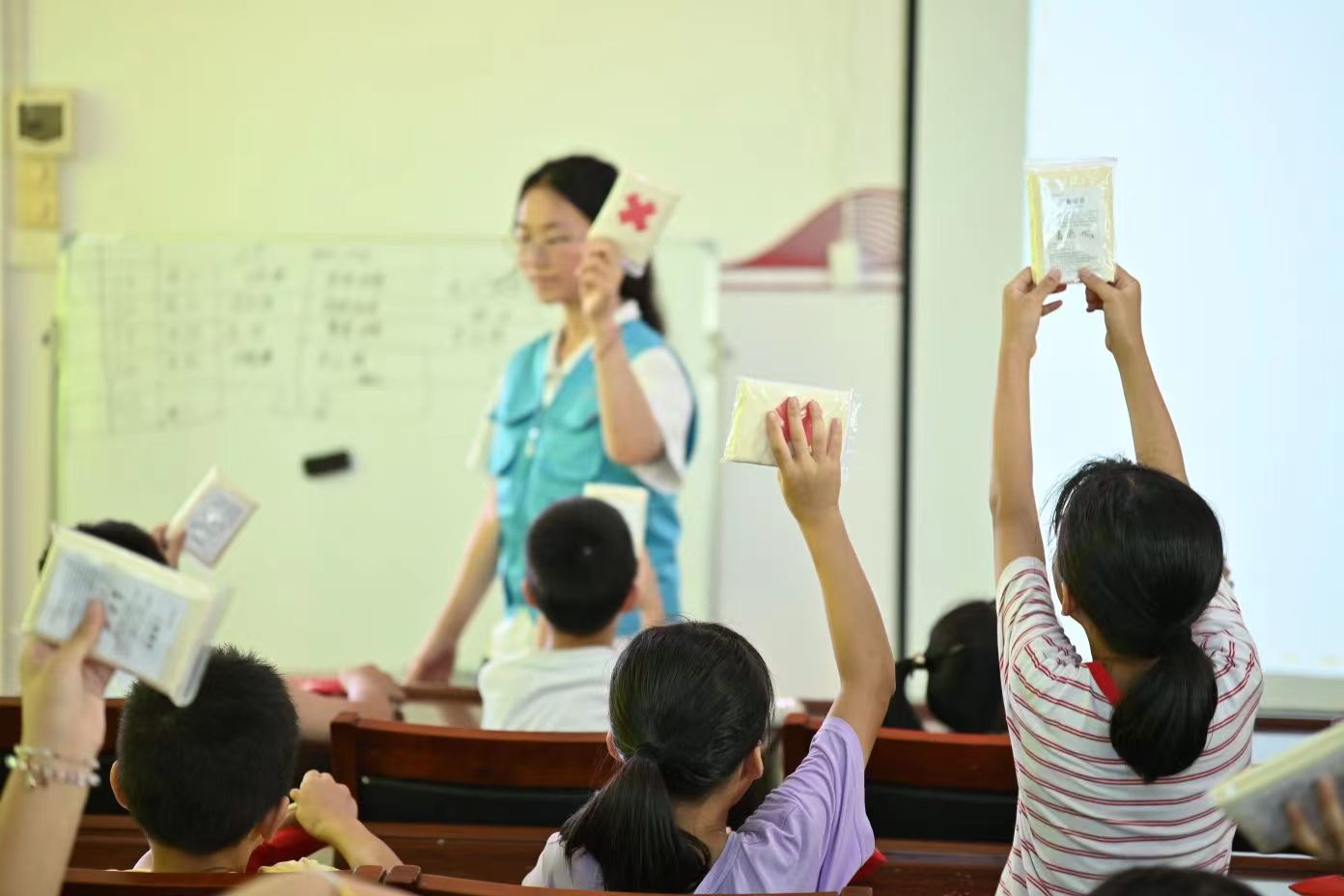 �������������ȡ�����߅����ɽ��W(xu��)�tʮ�ּ���־Ը����(w��)�(du��)���Ƹ����d�_չ����֪�R(sh��)��������I(y��ng)���(d��ng)