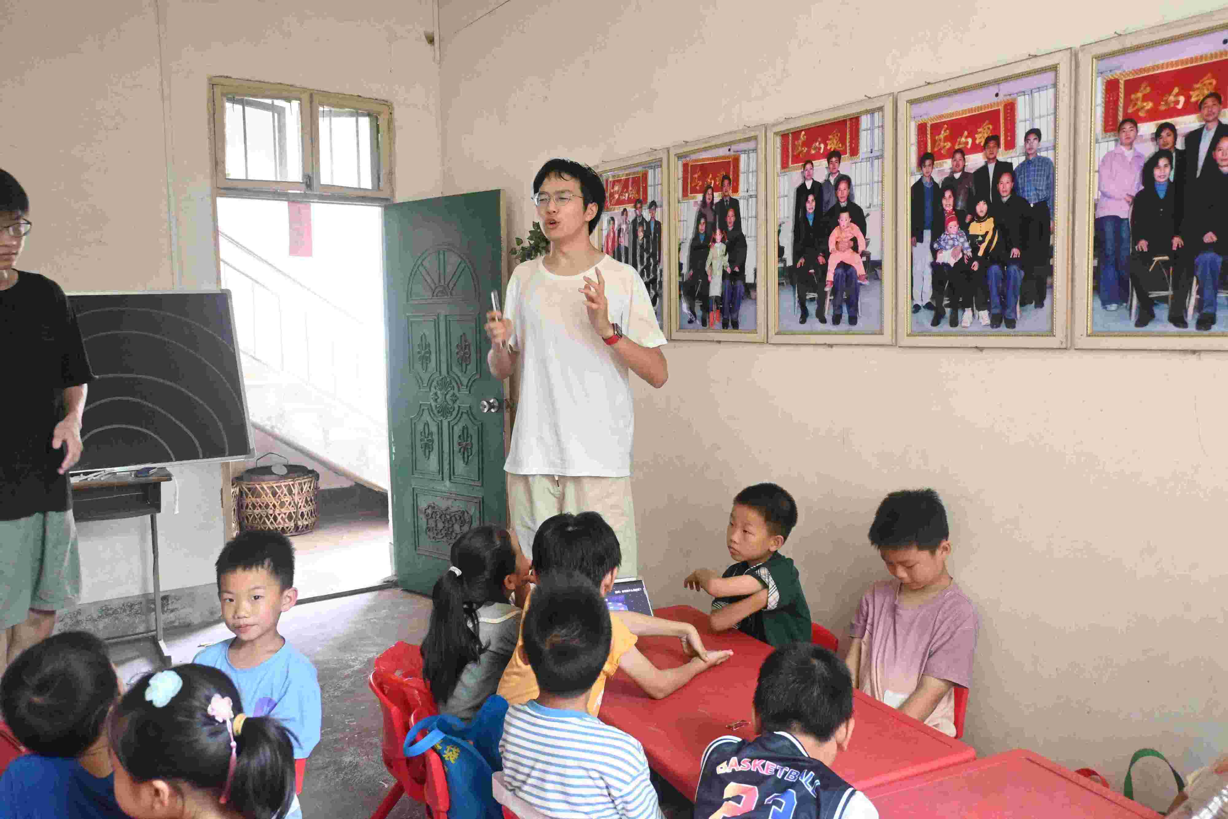 ��ظ�����hɫ���nȾ��ͽ̧����