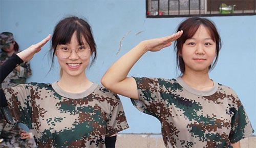 ��С�ɲ�¶���ǡ���������t