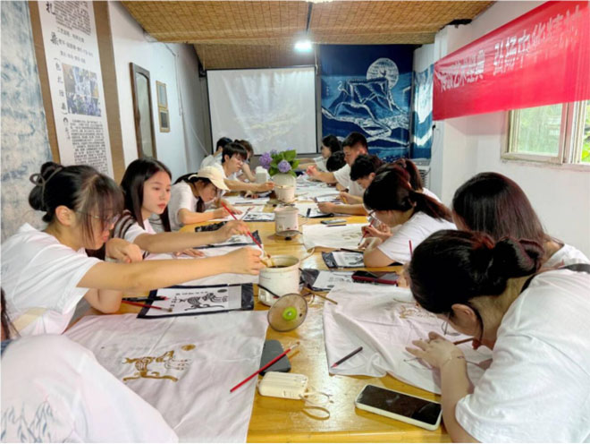 Ⱦ�����໨���@�Ļ���ɫ���������t(y��)�W(xu��)Ժ���R��(��i)�����ؽ��^(q��)�����߱��񣬝�(r��n)��ɽ������ӷ���(w��)�`�ЈF(tu��n)