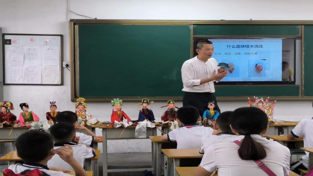 �A�ώ�����W���ط�����_չ�����z�Ļ��MУ�@����ɫ���