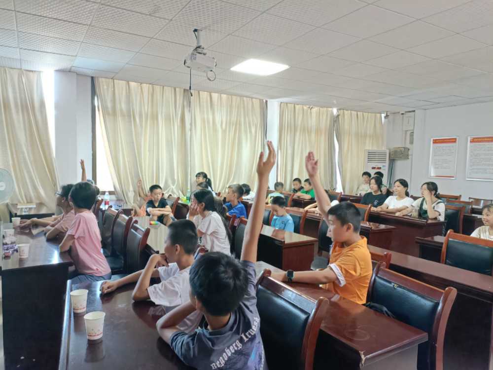 圖為積極舉手回答小老師問題的小朋友們