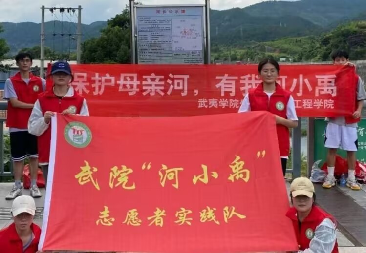 武院河小禹團隊在河長制告示牌前的合影