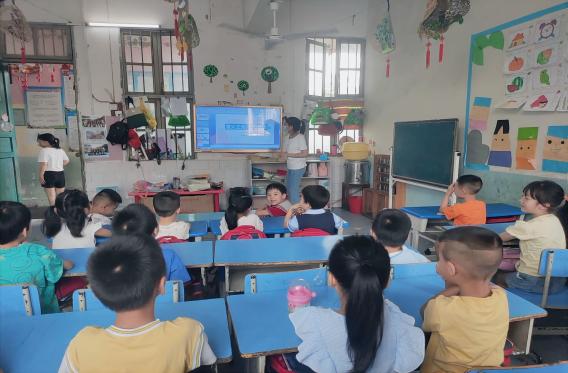 �������£�����ǰ�У��Ͼ�������W(xu��)����Ů�ӌW(xu��)Ժ��Ξ��֮�⡱�ɏVС���(du��)�������(hu��)��(sh��)�`���}���(d��ng)