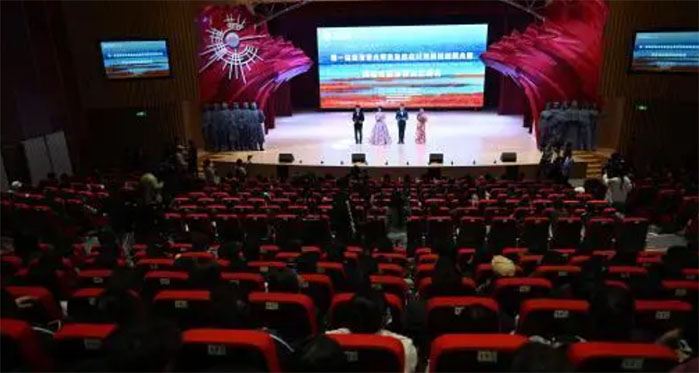 �ຣ��һ�ô�W(xu��)�����B(t��i)�Ļ��c�Ƽ���(chu��ng)�´�ِ��Ļ