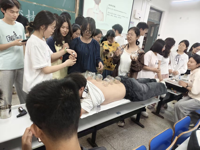 �������t(y��)ˎ��W(xu��)�°��t(y��)�W(xu��)�W(xu��)���e�k������С��Ӗ(x��n)�����t(y��)�����w���