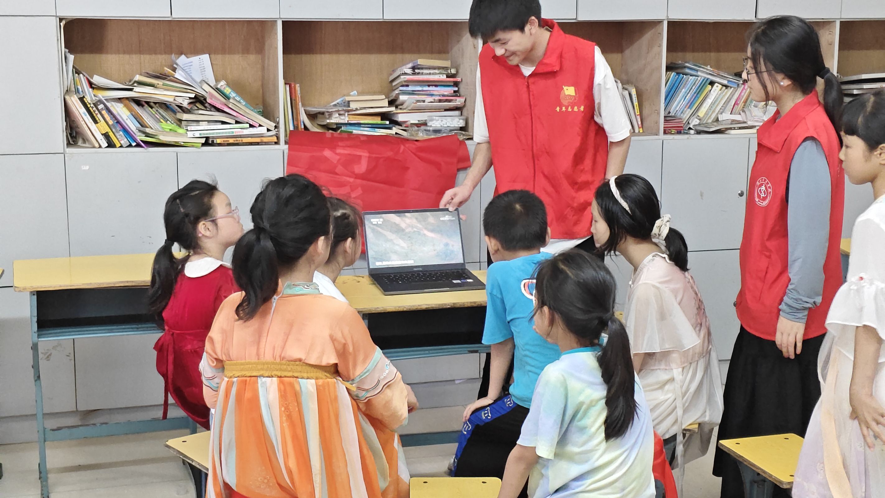 �����tˎ�WԺ�ڶ��R���WԺ�t;������`��_չ"�t�t�yĻ�����tɫ�Ӱ������o֮��"