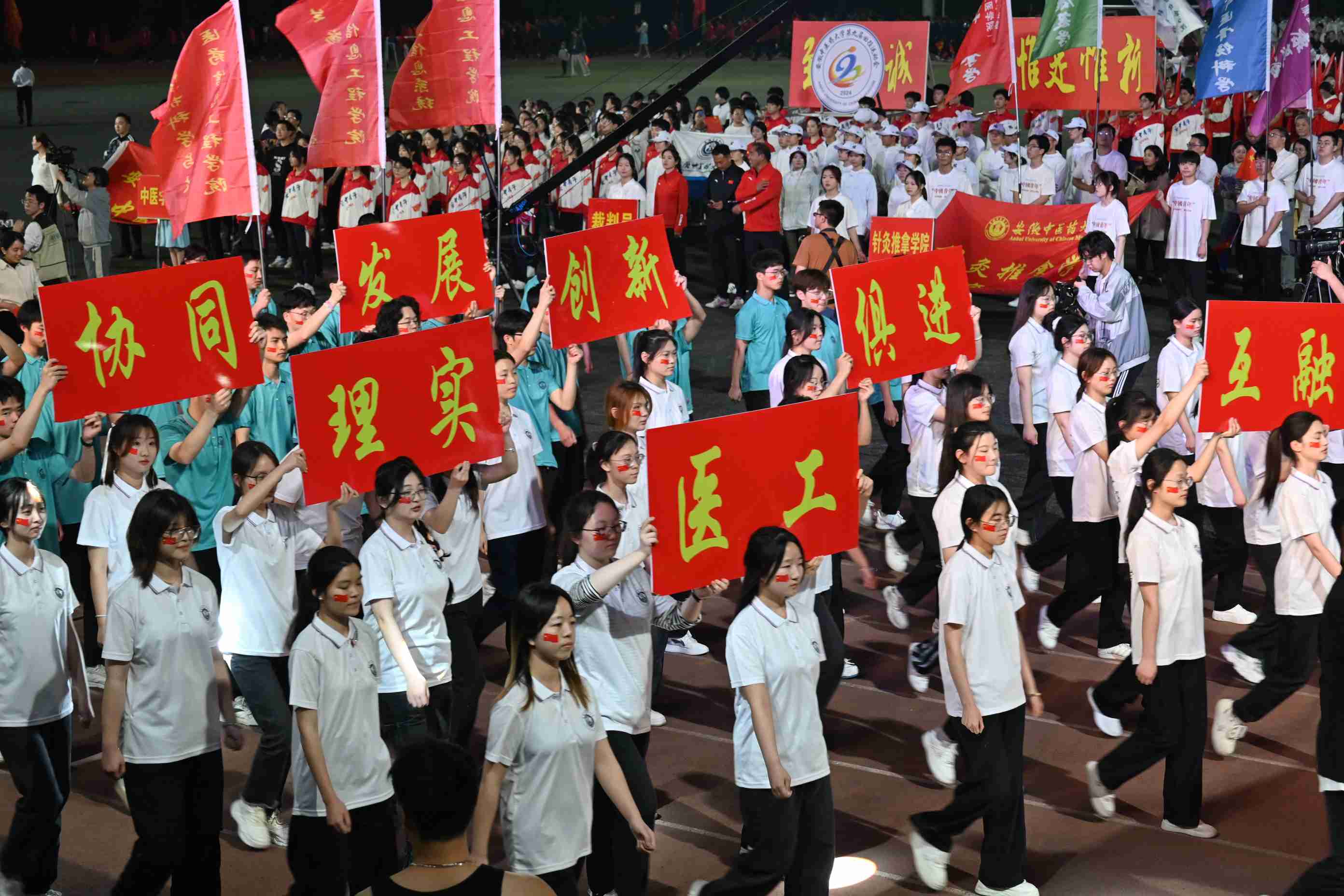 �������ң���Խ���ң��������tˎ��W�ھŌ�У�\��¡���e��