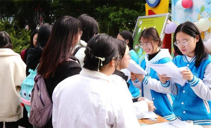 ���ˡ���һ�𣬷��νY�ˡ�����У����־Ը�߅f���_չ�Y��֪�R�ռ����