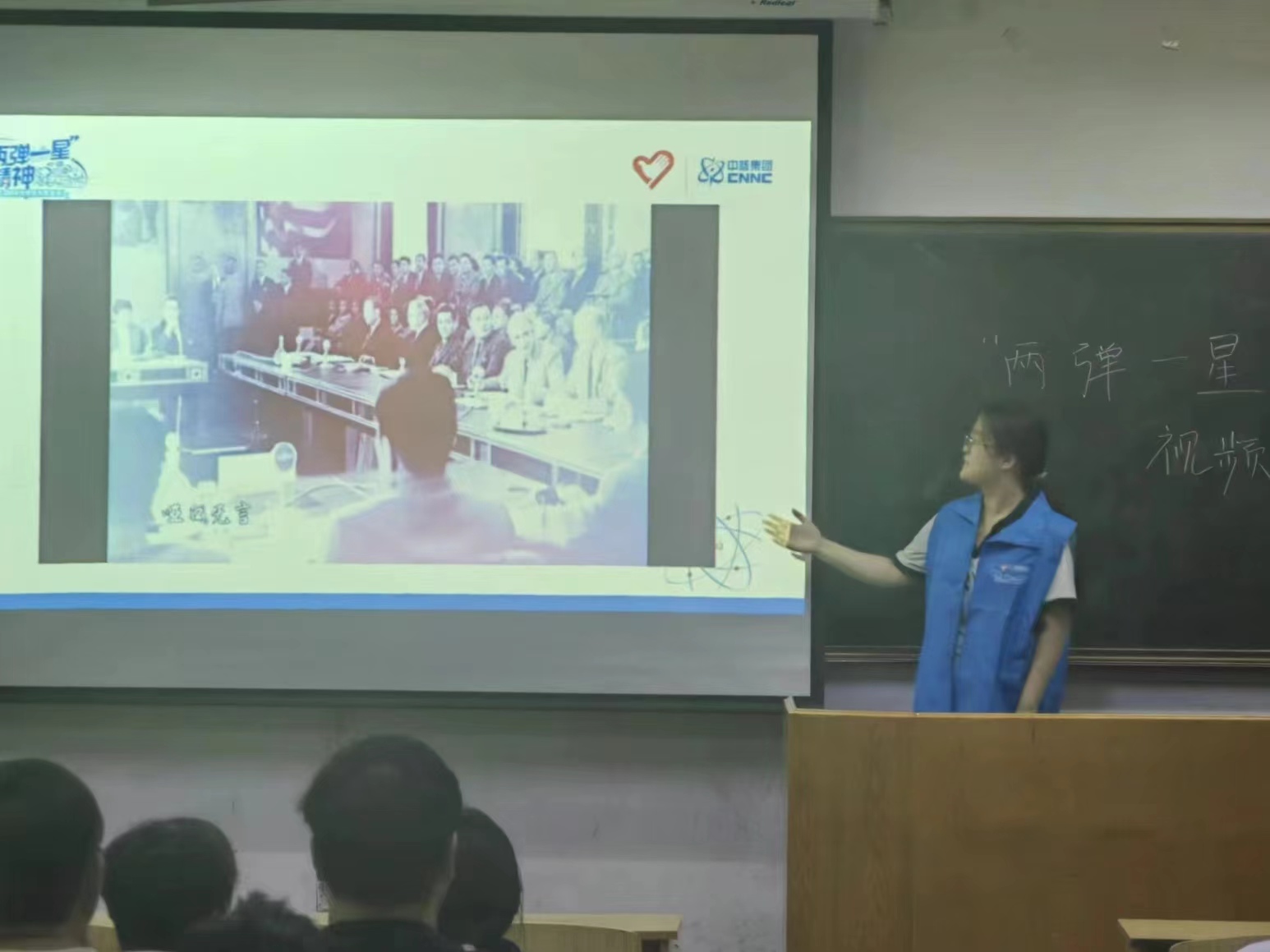 �����о����¾�Ԫ�ס������A�������W�ɏ�һ�Ǿ����^Ӱ���