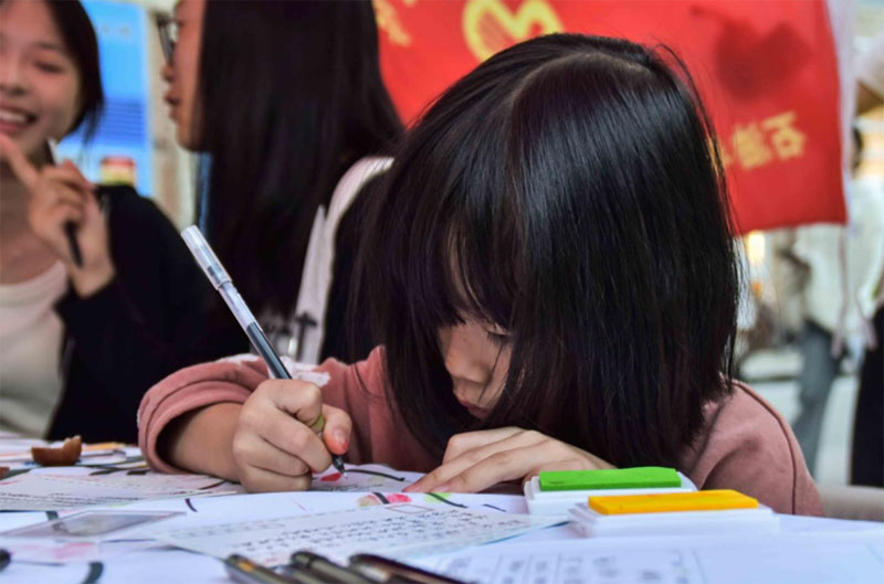 ʯ��Ժ��־�f�ڵ�һʳ���_չ���h�oͯ�ģ�����ǰ�С�־Ը���