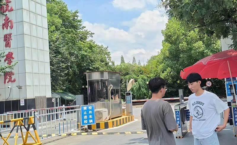 圖為團(tuán)隊(duì)成員采訪(fǎng)皖南醫(yī)學(xué)院學(xué)生