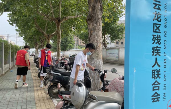 �Ϻ���ä֮·���ݷ��(du��)��ͨä�˓�������ĵ�·