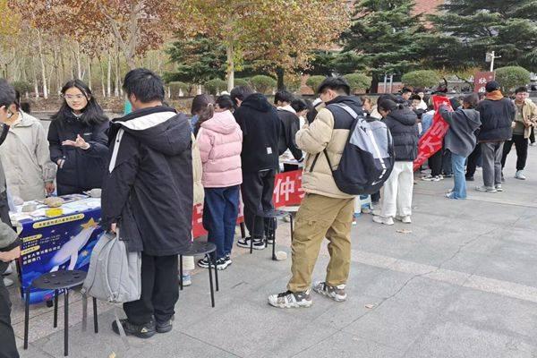 ɽ�|��W�W������Ӣ���������d¡ɽУ�^�e�k�{ɫ�ǿՉ����