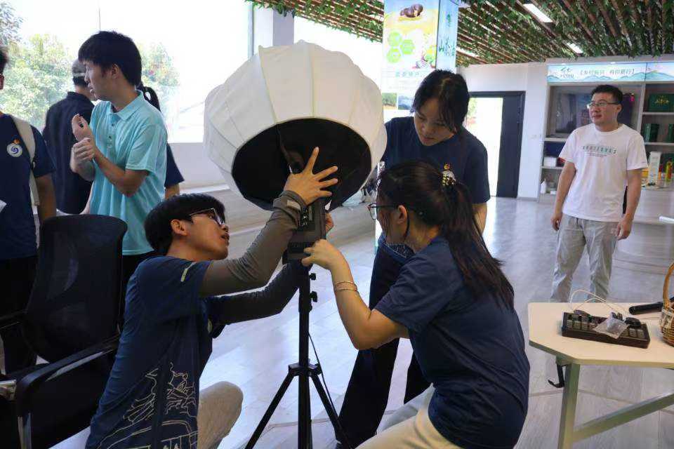 ���r(n��ng)ֱ��ů���У�̽�L�����ġ���ɫ��͑׃