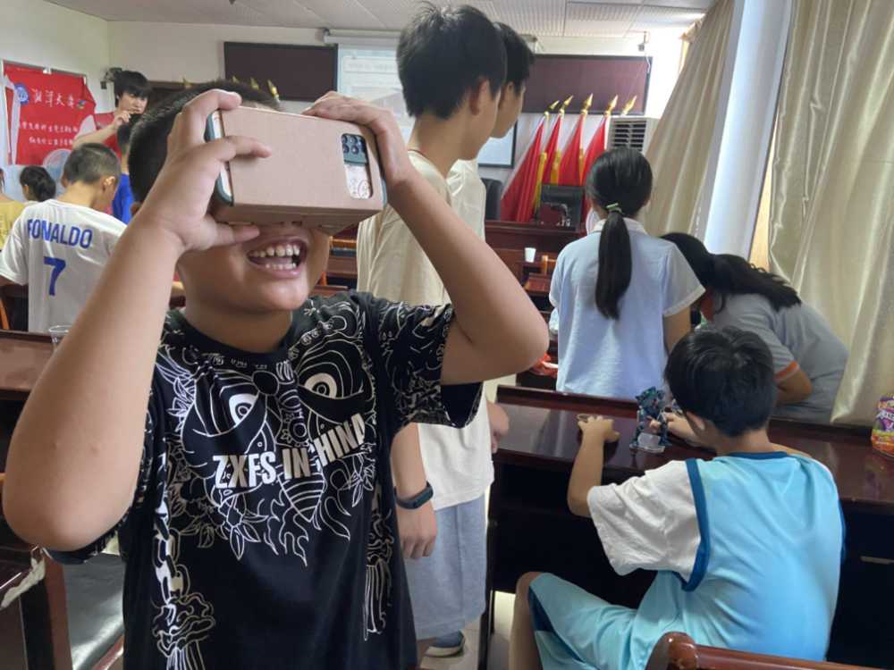 圖為小朋友展示自己的VR眼鏡制作成果