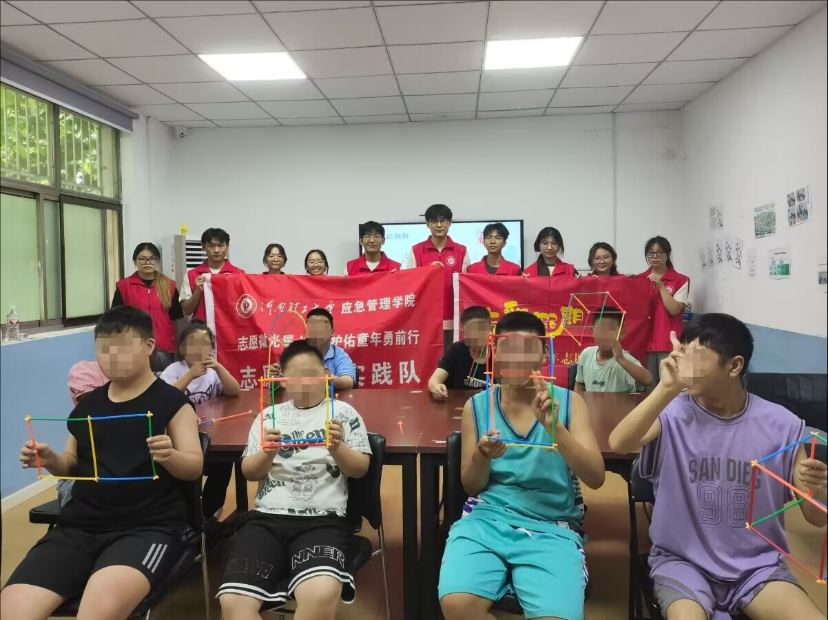 ��־Ը΢��ů�������o��ͯ����ǰ�С����`ꠡ��������н��ͯ�������ġ��߲ʼ��ڡ�־Ը���ջ�ӿ��Y���ڶ��ڣ�