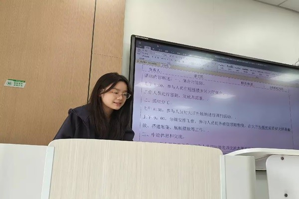 ʯ��Ժ��־�f��24��ʯ��Ժȫ�w���L��Ӗ���A�M��Ļ������־Ը������ƪ��