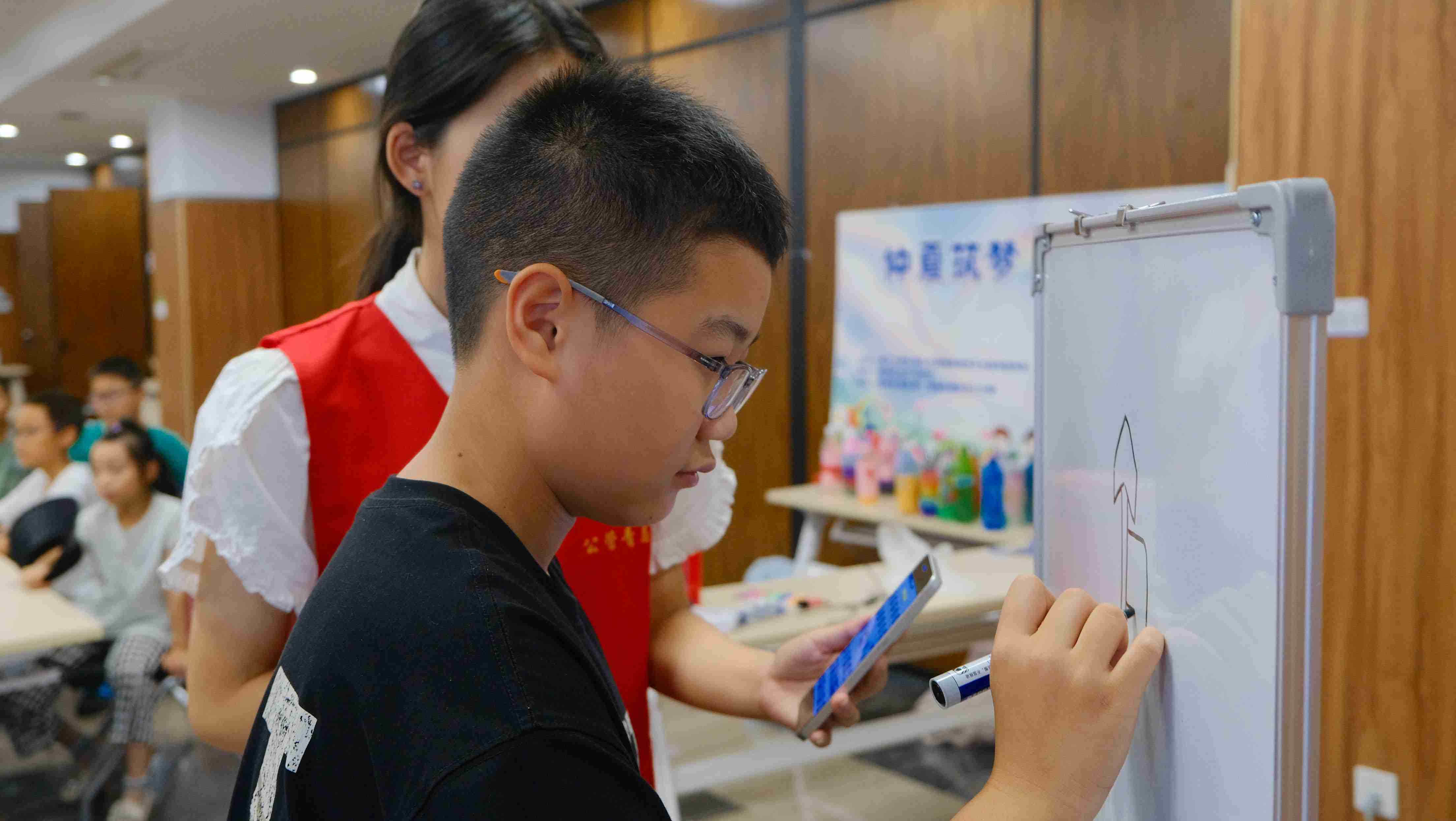 ����о���T�꣬�V�W(xu��)���h(yu��n)�������X���^(q��)���ۆ����磬����������ͯ���С�  �������(hu��)��(sh��)�`�(du��)