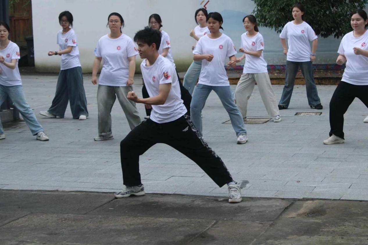 ����{���У�����F�Y�@ �������Ժ���ǻ�а�ߡ�С��꠸����l������а