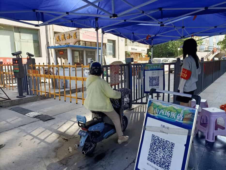 (圖為關汝潔同學在進行社區人口排查)