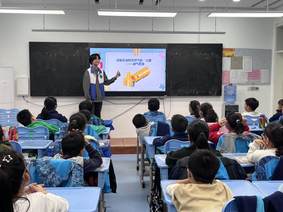 ����Ժ�е�־Ը��������M�H�������WУ�_չ�ܵ����o֪�R���v��ӡ�