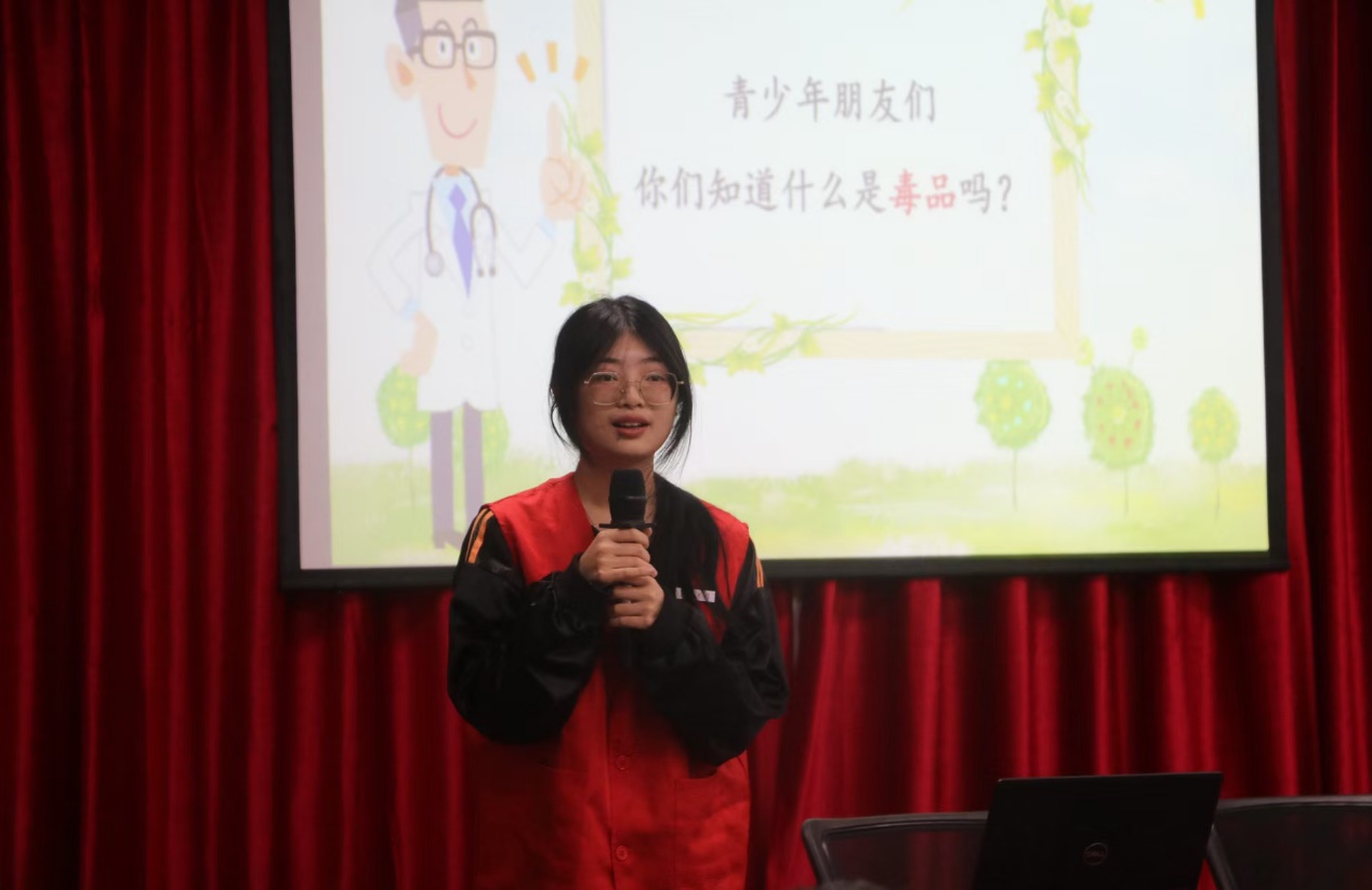 �ഺ�o����ꖹ���L ����������W���ഺ���㣬�^���������С����`꠸����A��^��ί��������ɫ����