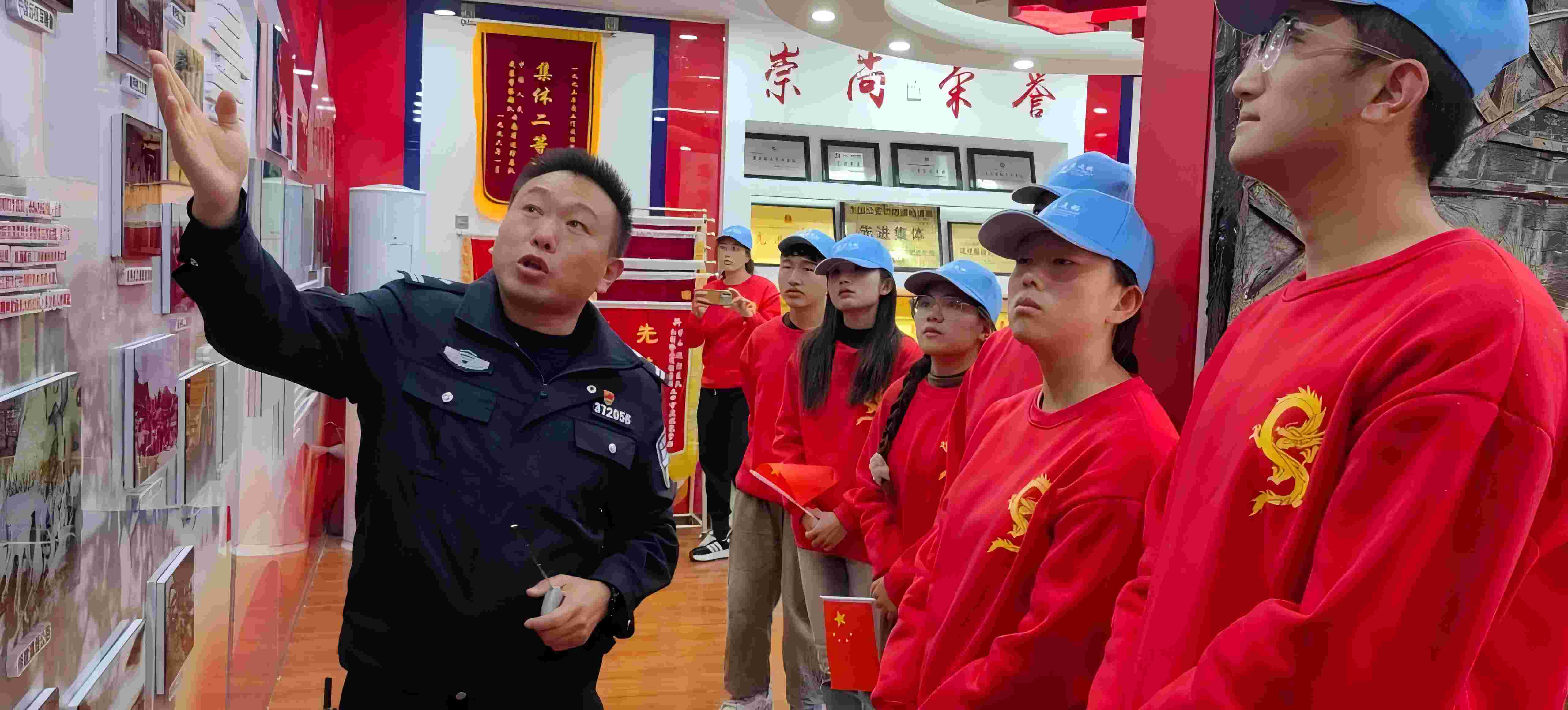 �tɫ�������������Ă����T�ꡪ����У�W�ӄ�(chu��ng)���мtɫ�Ļ�֮��