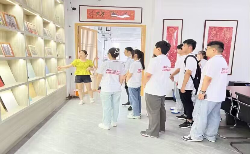 �����Ļ�н��̽�����{ǰ·