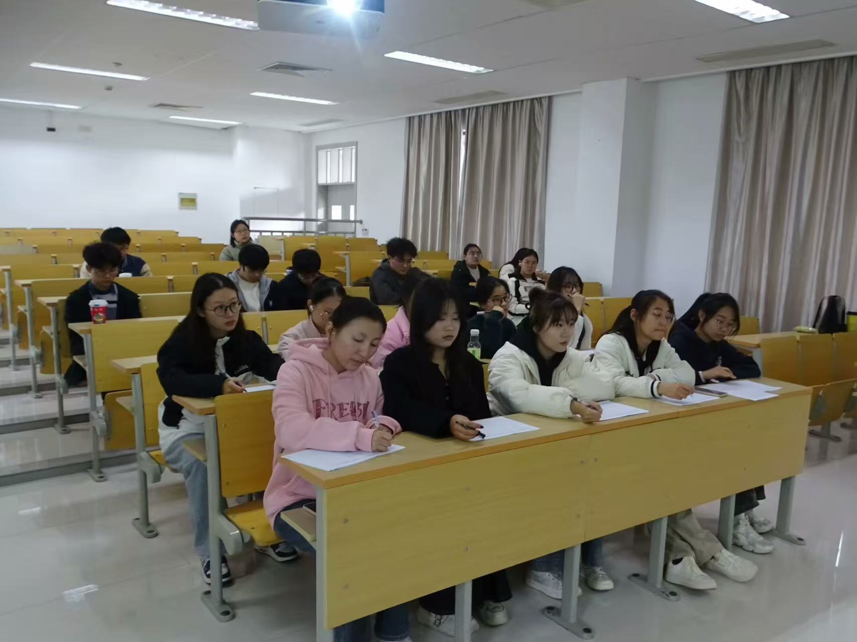 ��(sh��)��W(xu��)Ժ�e�k�����b�Ž񣬡�?d��ng)?sh��)���f�L(f��ng)�A�����v��ِ