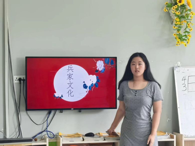 圖為實(shí)踐隊(duì)隊(duì)員在講解 閆藝凡供圖